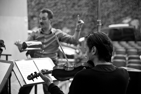 Giambattista Giocoli mentre dirige l'orchestra - Photo RobinT Photography