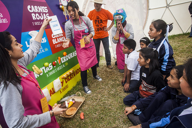 Un grupo de escolares en El mundo infantil. Festival gastronómico Mistura 2014. Foto: Supayfotos/APEGA.