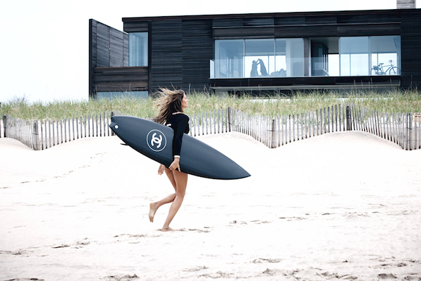 Chanel-No-5-The-One-That-I-Want_Gisele_surf-and-sand-and-house