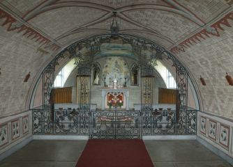 L’interno della cappella con l’altare e la transenna in ferro battuto