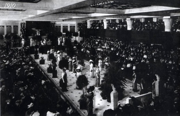 1910 Fashion show nel Wanamaker’s departement store a Philadelphia