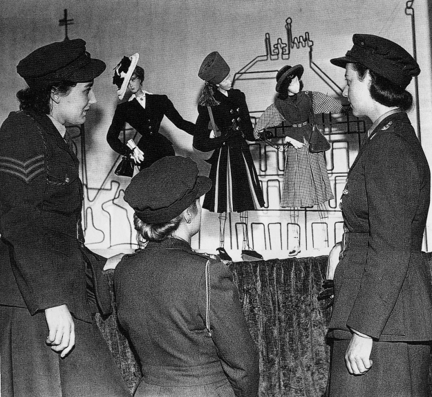 fig.1 -  Il théâtre de la mode nella sua tappa londinese nel 1946