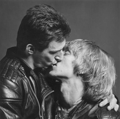 Robert Mapplethorpe, Bobby and Larry Kissing - foto -, 1979
