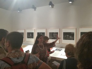 La Dott.ssa Monica Preti illustra le foto di scena di Ugo Mulas e alcuni disegni preparatori di Pier Luigi Pizzi 