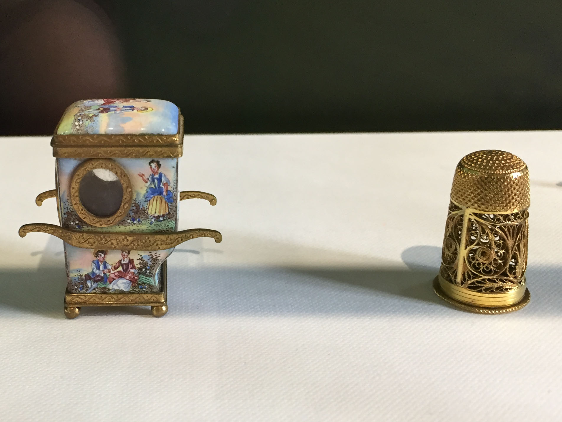 Scatola profumate nella forma di portantina con smalto e montatura in bronzo, Germania, 19° secolo e scatola profumata nella forma di ditale in argento dorato, Inghilterra 19° secolo
