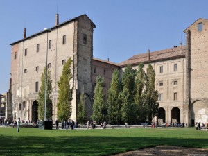 Palazzo della Pilotta da piazzale della Pace città emiliana