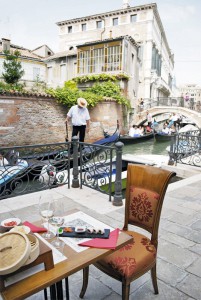 Luna sentada ristorante veneziano