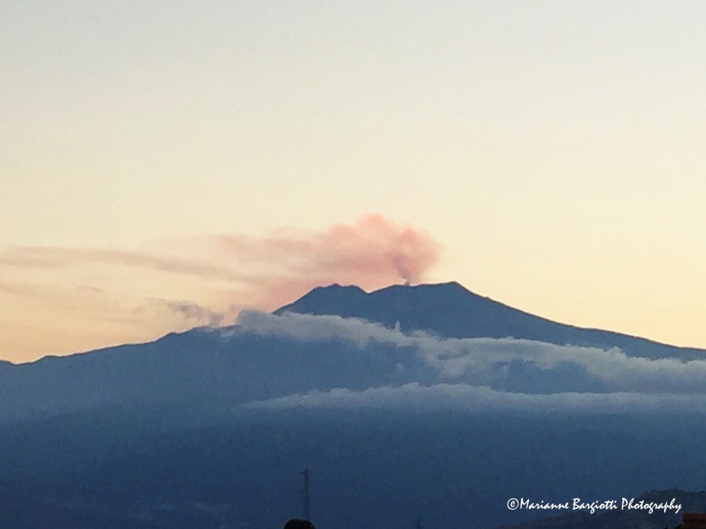 Etna fumante al tramonto visto da Taormina