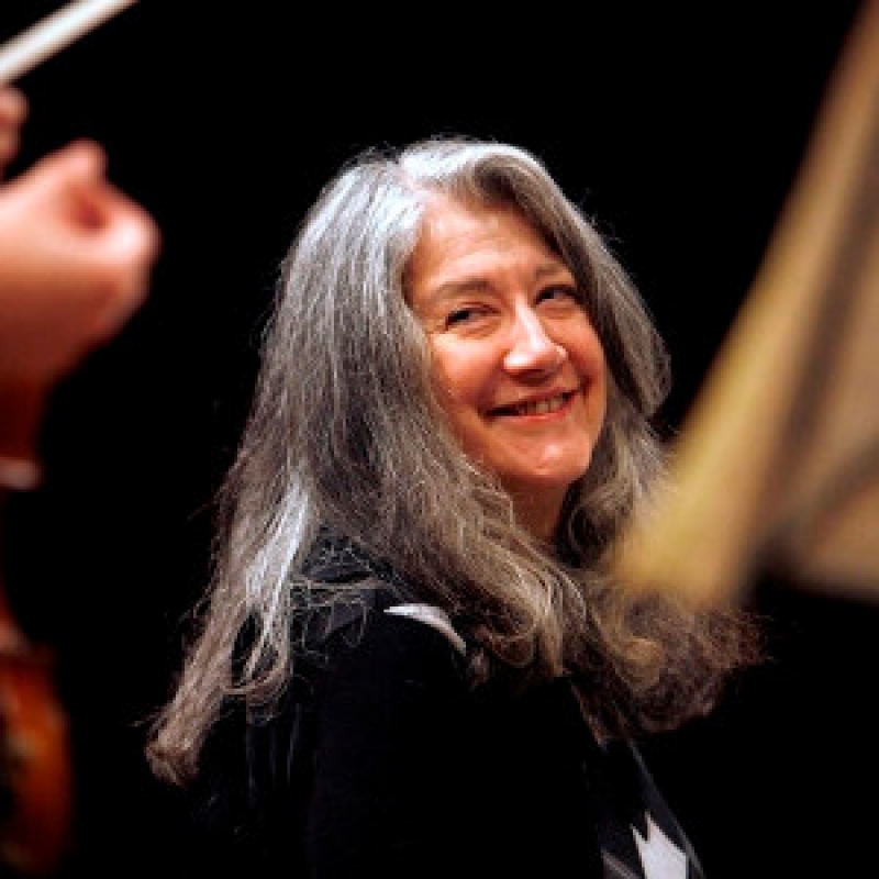 Martha Argerich, Klavier, lacht am Mittwoch, 9. Januar 2008, bei den Proben vor den Konzerten im Kultur- und Kongresszentrum Luzern, KKL. (KEYSTONE/Sigi Tischler)
