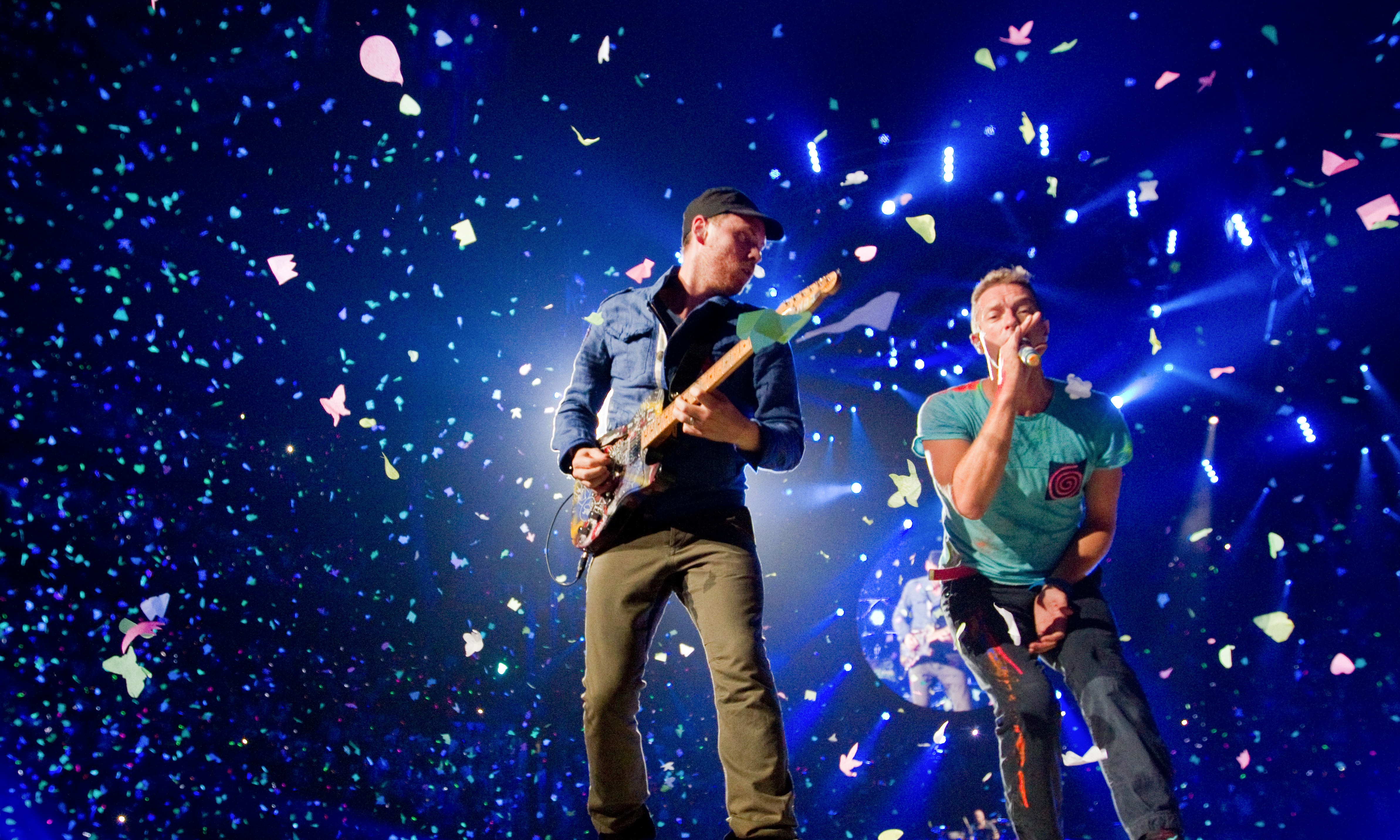 MONTREAL, QUE.: JULY 26, 2012 -- Chris Martin (right) and Jonny Buckland of the British band Coldplay in a confetti shower in concert at the Bell Centre in Montreal Thurssday, July 26, 2012. (John Kenney/THE GAZETTE)