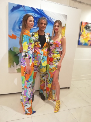 L'artista Daze con due modelle