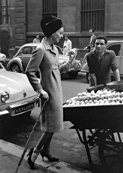 Modella Dior al mercato - Photo Willy Maywald