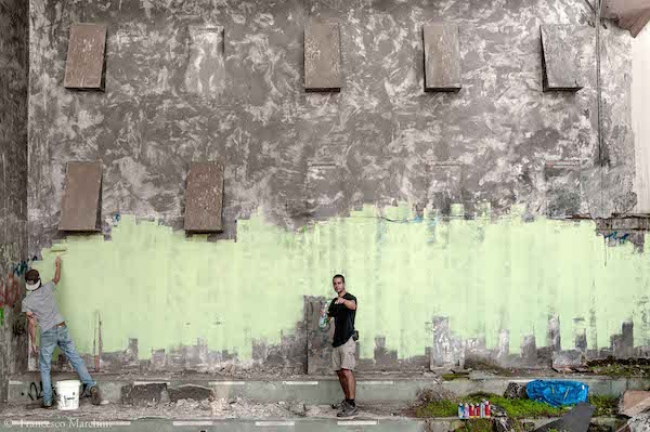 WAOS e DOMIO imbiacano il muro di una discoteca abbandonata ad Aprilia prima di una murata, 2014