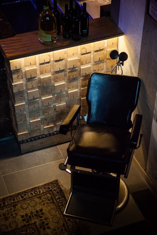 Hosteria della Musica - Sedia da barbiere vintage