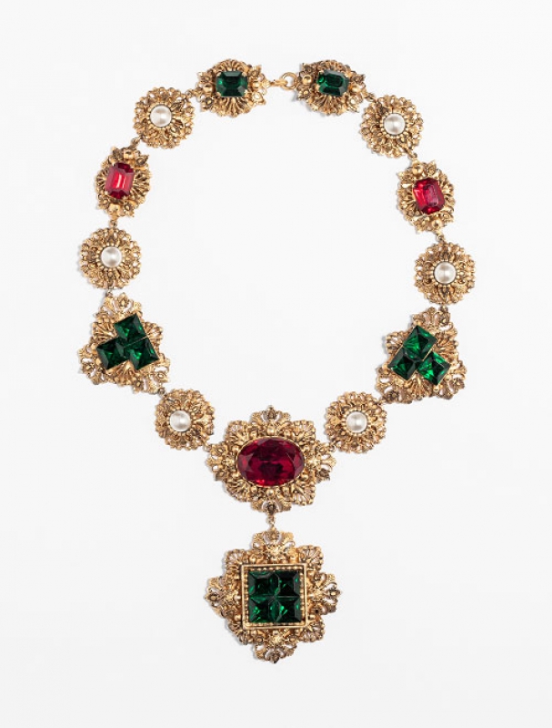 Collier, metallo dorato, perle di imitazione, cristalli smeraldo e rubino, anni 50-60, Ottavio Re – foto Francesco di Bona