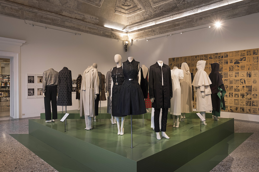 La sala "Democrazia" della mostra "Italiana. L'Italia vista dalla moda 1971 - 2001", Milano, 21 febbraio 2018(F. de Luca â Camera nazionale della moda italiana)