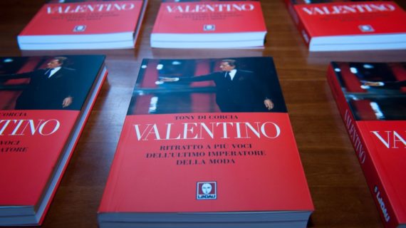 Il volto inedito di Valentino tracciato da Tony di Corcia