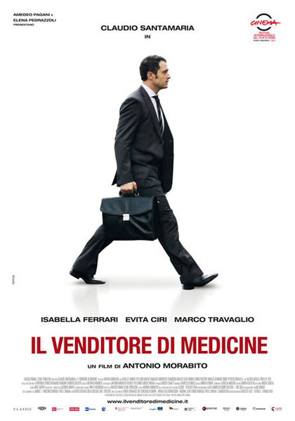 Il venditore di medicine: recensione del film con Claudio Santamaria e… Marco Travaglio!