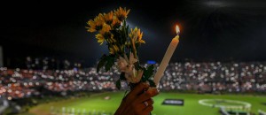 63078031_People-participate-in-a-tribute-to-the-players-of-Brazilian-team-Chapecoense-Real-killed-in