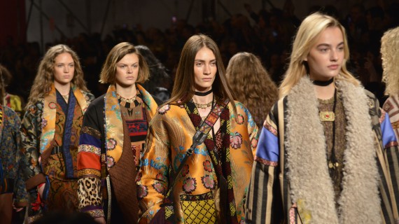 Il colore e lo spirito libero di Etro Paisley tribe