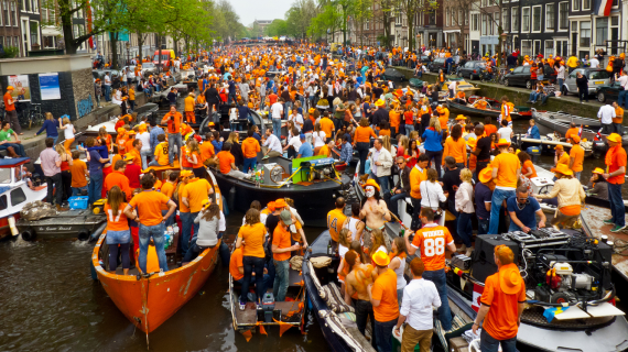 Buon Koningsdag a tutti! L’euforia arancione travolge l’Olanda