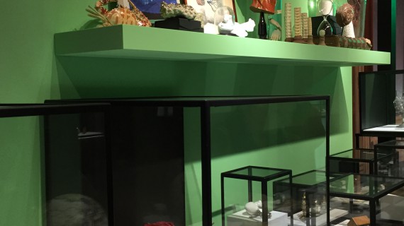 Una inedita mostra di flaconi per il profumo e la sua storia