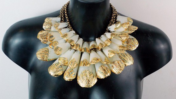 Unconventional Jewels, ornamenti ossei non convenzionali ridisegnano l’arte