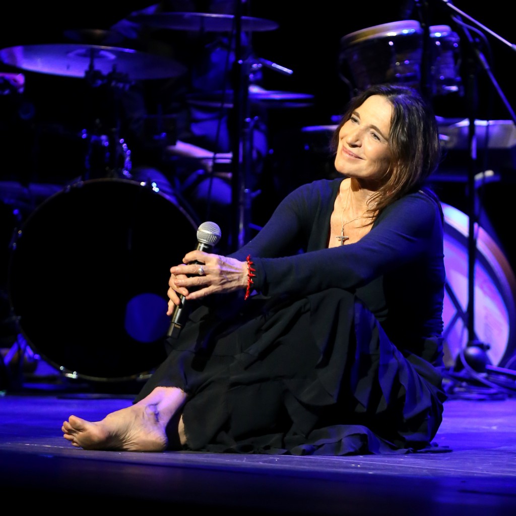 Lina Sastri e qualcosa di rosso