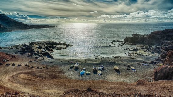 Lanzarote, l’universo parallelo dalla terra grigio elefante e dal mare turchese
