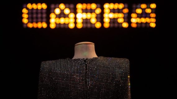 Dal caschetto biondo all’ombelico scoperto ecco lo stile di Raffaella Carrà nell’opera di costumisti e stilisti
