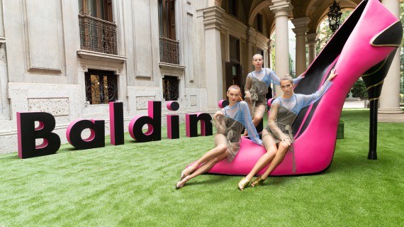 Gimmi Baldinini e il giant toy stiletto rosa shocking