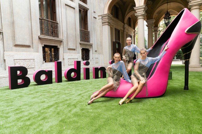 Gimmi Baldinini e il giant toy stiletto rosa shocking