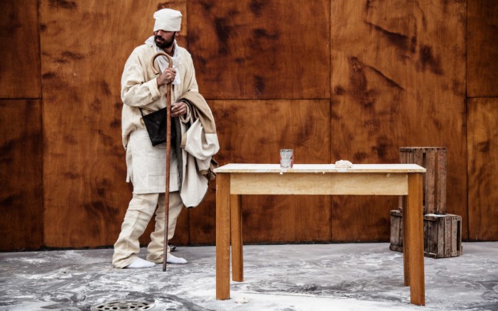 La masa madre. Dario Tamiazzo e Ettore Nigro portano a teatro la resistenza alimentare