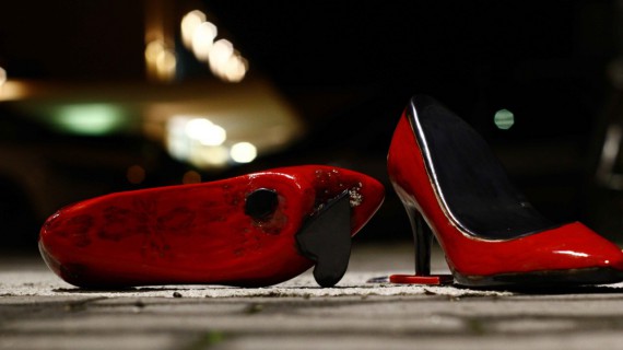 Scarpette rosse in ceramica: No alla violenza sulle donne