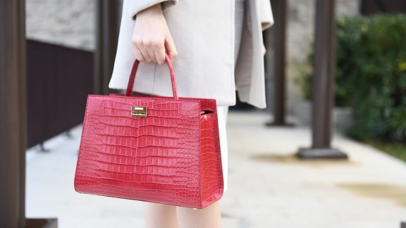 Elegantia, il lusso del rosso cremisi per un Natale da favola