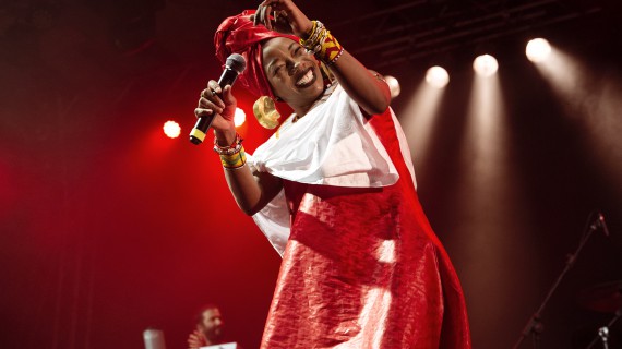 Fatoumata Diawara in concerto canta la sua Africa