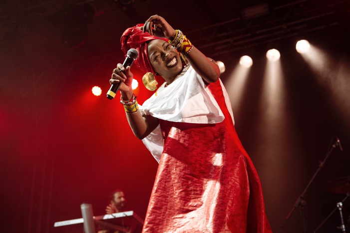 Fatoumata Diawara in concerto canta la sua Africa