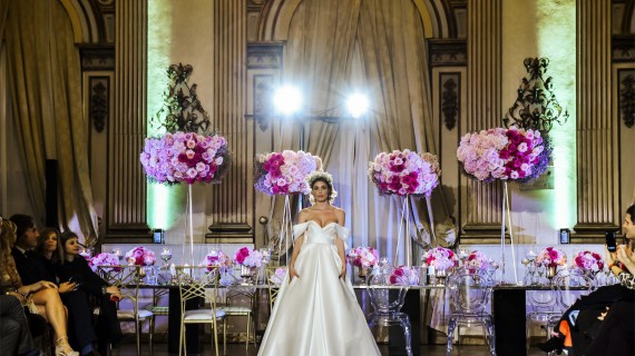Una sfilata che, tra scenografie floreali, ci immerge in una wedding experience totale