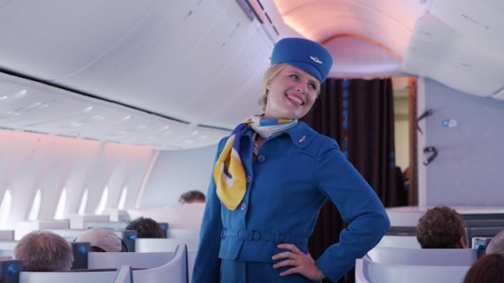 KLM: sfilata ad alta quota omaggia le storiche divise delle hostess!