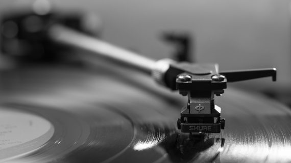 70 anni e non sentirli: un focus sulla storia e sul mercato di oggi dei dischi in vinile