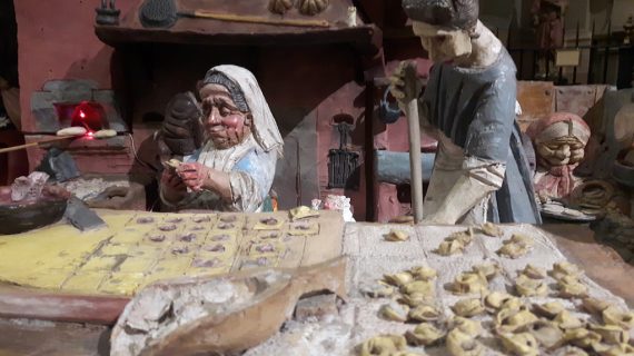 Lo scultore Wolfango presenta il presepe della umanità 