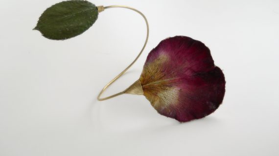 Il gioiello e la rosa: intervista per ripercorrere la simbologia di questo fiore nella storia del gioiello