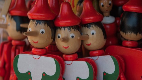 Le avventure di Pinocchio: una fiaba per bambini o un romanzo che parla a tutti noi di rinascita?