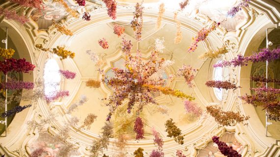 Florilegium: l’esperienza immersiva firmata Rebecca Louise Law è una cascata di fiori