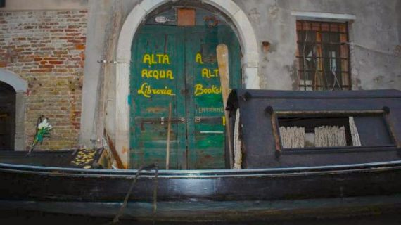 Acqua Alta: la cultura ha delle nuove colonne grazie ai libri sommersi