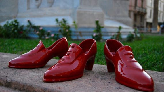 Scarpette Rosse in Ceramica per dire No alla Violenza sulle Donne