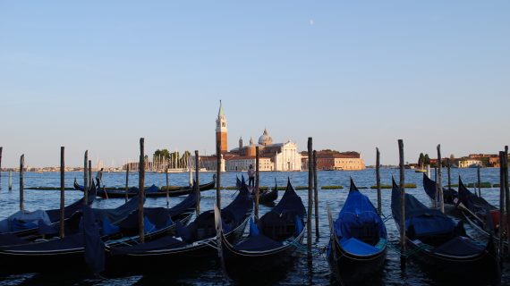 Viaggiare con la fantasia a Natale in Asia: il video dello scrittore Mario Cimarosti