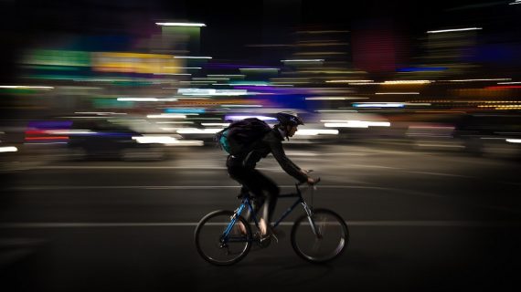 Le corse contro il tempo dei rider di Barcellona