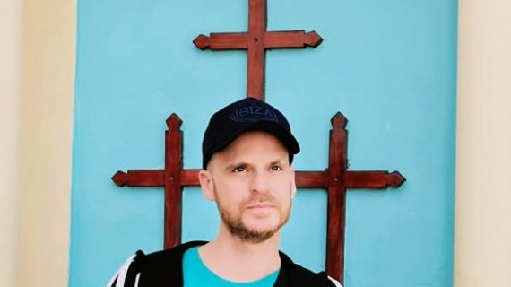 “Vivo le mie visioni sulla mia pelle”. Parla lo scrittore e Art Director Maximo De Marco