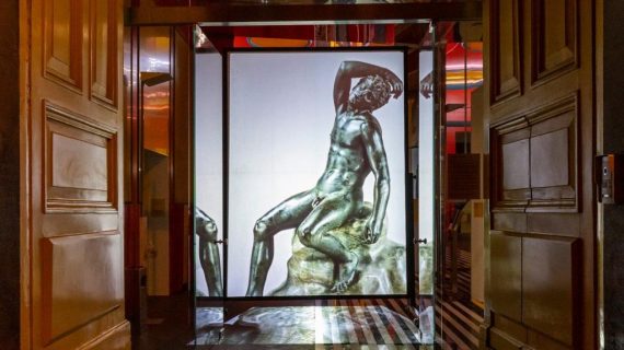 L’arte illumina il centro storico di Napoli: le fantastiche immagini al MANN e al MADRE